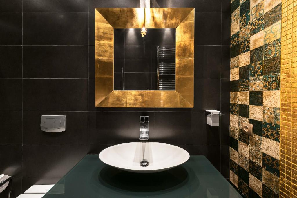 łazienka z umywalką i lustrem w obiekcie Aristotelous Grand View by Luxlikehome w Salonikach