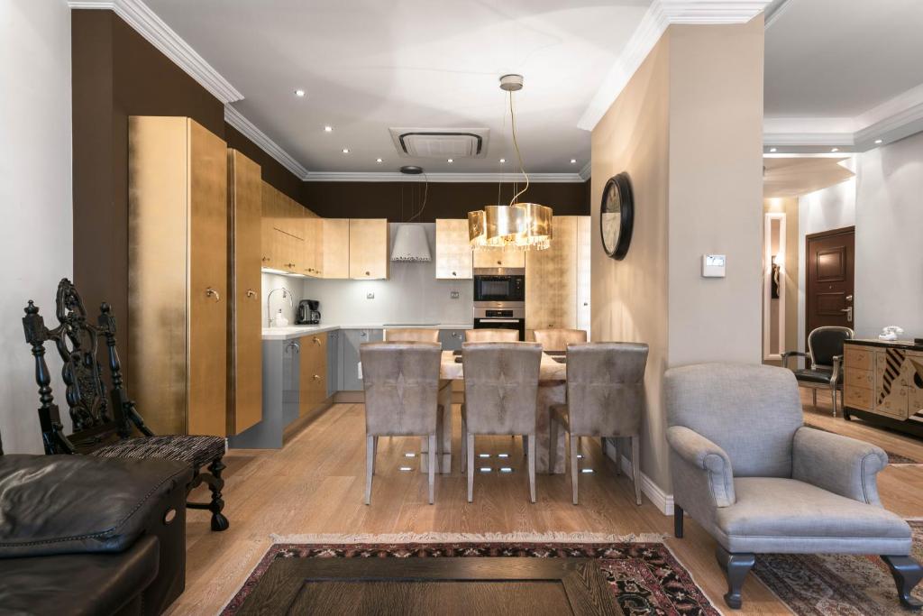 Kuchnia lub aneks kuchenny w obiekcie Aristotelous Grand View by Luxlikehome