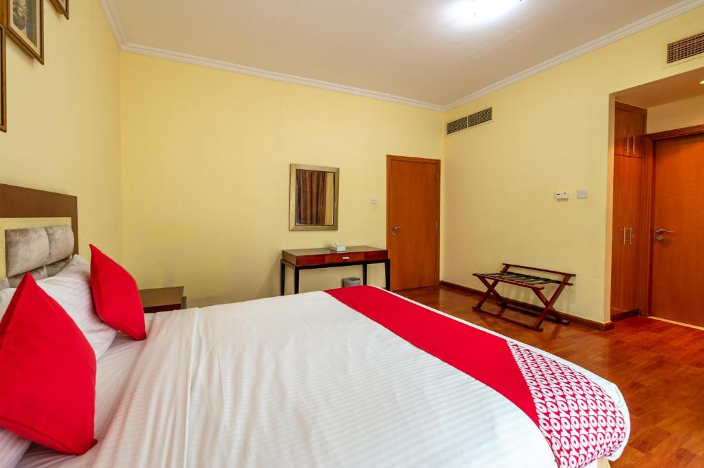 Postel nebo postele na pokoji v ubytování Ruwi Hotel Apartments, Sharjah