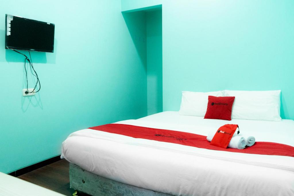 Postel nebo postele na pokoji v ubytování RedDoorz Near Gajah Mada Street Semarang