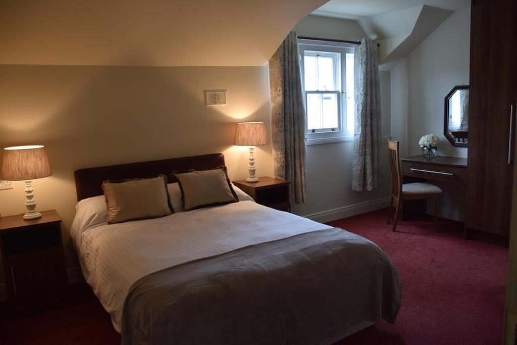 Postel nebo postele na pokoji v ubytování Ballykealey House Self-Catering Lodges
