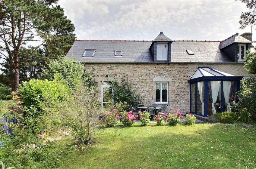 a brick house with a garden in front of it at Chambres d&#39;hôtes Air Marin in Lannion