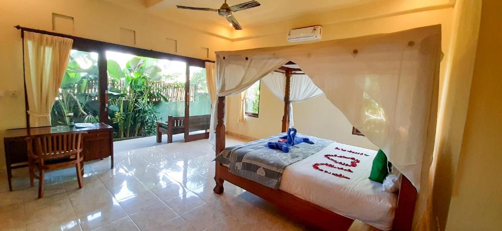 Postel nebo postele na pokoji v ubytování Ubud Batik Villa