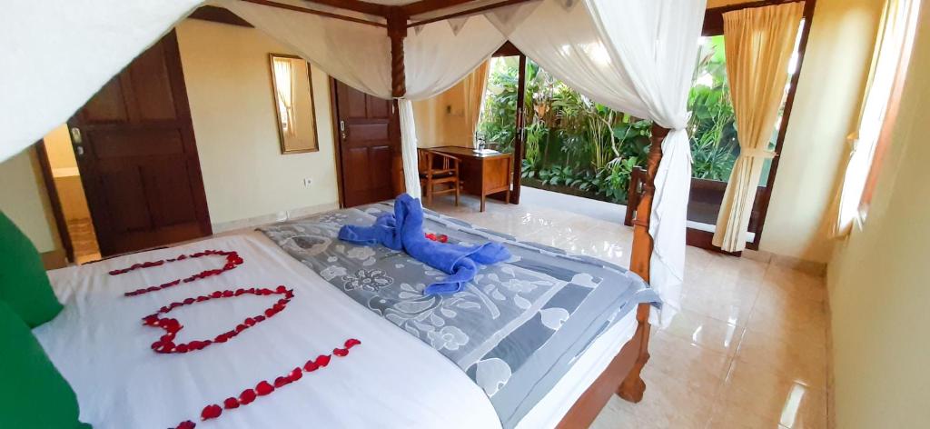Postel nebo postele na pokoji v ubytování Ubud Batik Villa