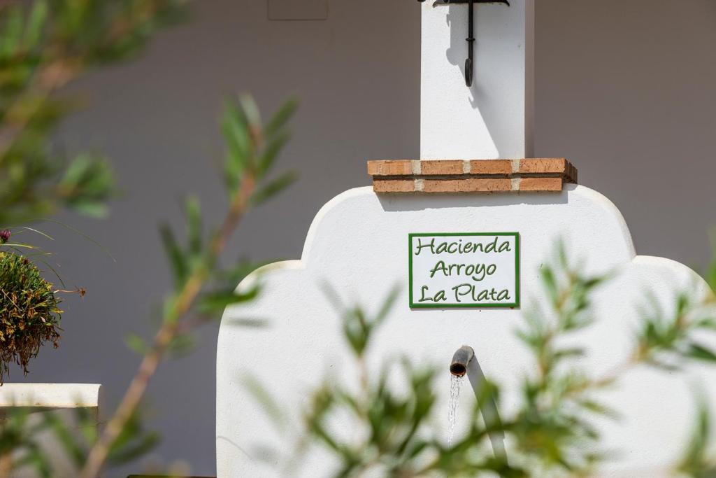 ein Schild an der Seite eines Gebäudes, das Focaliaria array la pivot liest in der Unterkunft Hotel Rural Arroyo la Plata by Bossh Hotels in Jerez de los Caballeros