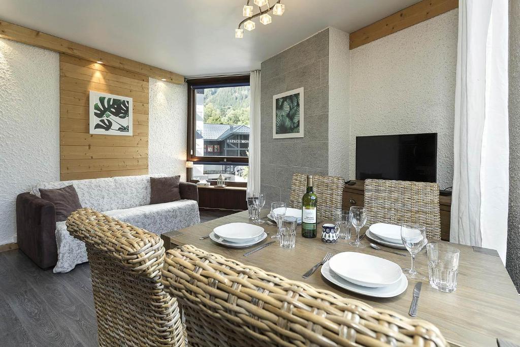 - une salle à manger avec une table et des chaises en bois dans l'établissement APARTMENT BEAUSITE - Alpes Travel - Central Chamonix - Sleeps 4, à Chamonix-Mont-Blanc