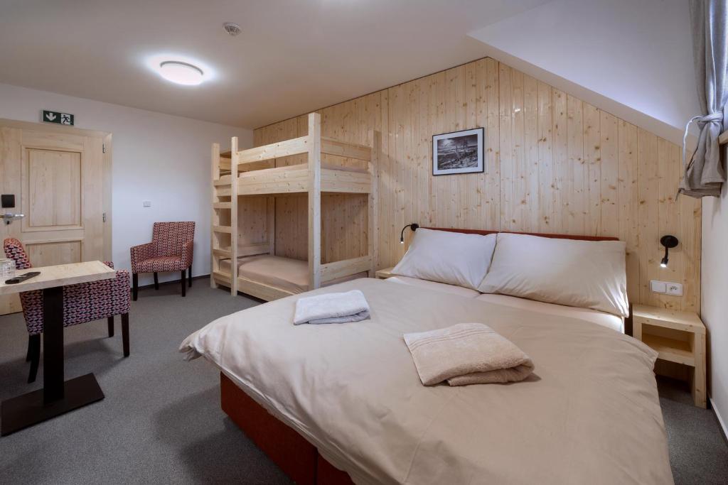 Ένα ή περισσότερα κρεβάτια σε δωμάτιο στο Chata Jeřabinka