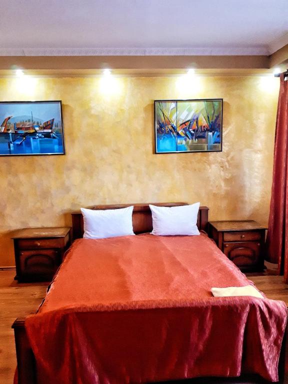Un pat sau paturi într-o cameră la Motel Perla Sigheteana