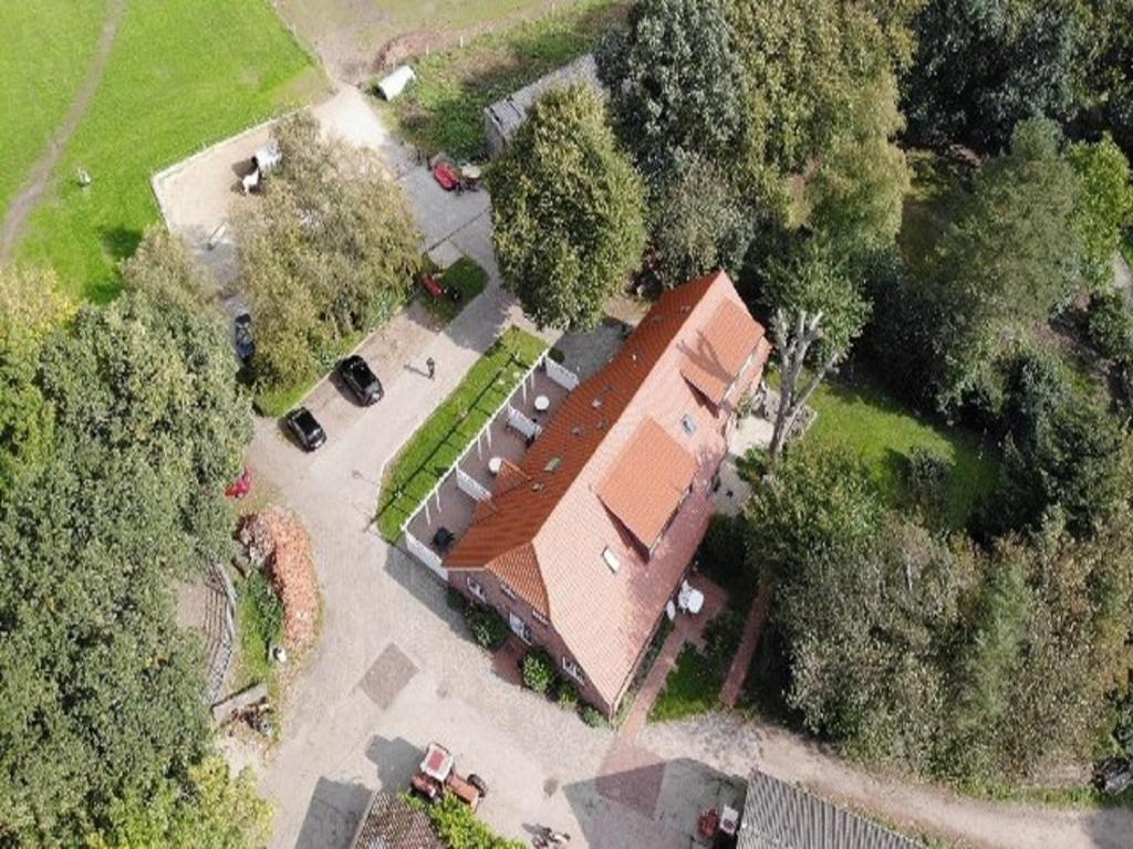 an overhead view of a house with a roof at Ekenhoff in Moorweg