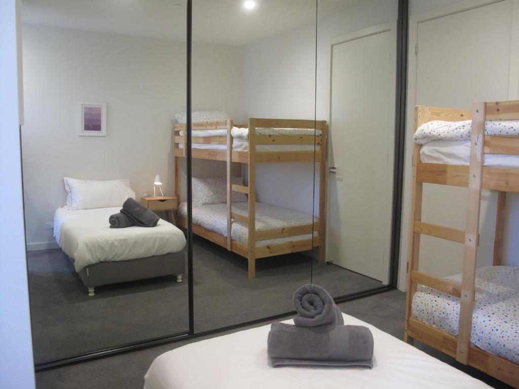 מיטה או מיטות קומותיים בחדר ב-Modern 3 Bedroom Apt With FREE Parking, Netflix, Wifi & Welcome Wine by BnB Pro