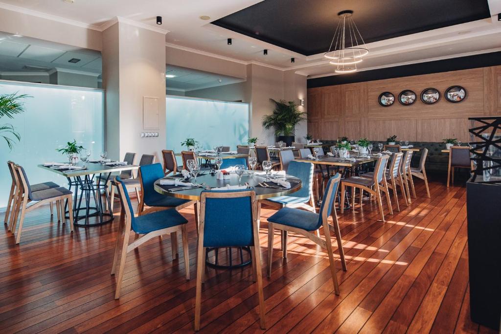 Reštaurácia alebo iné gastronomické zariadenie v ubytovaní Hotel Filmar