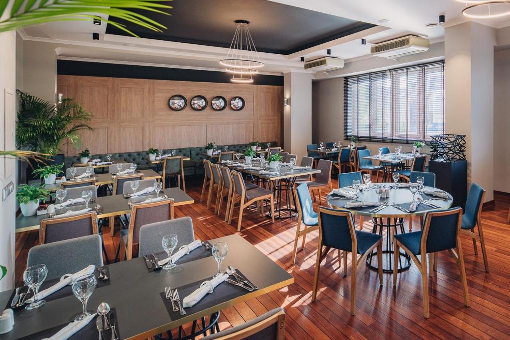 Reštaurácia alebo iné gastronomické zariadenie v ubytovaní Hotel Filmar