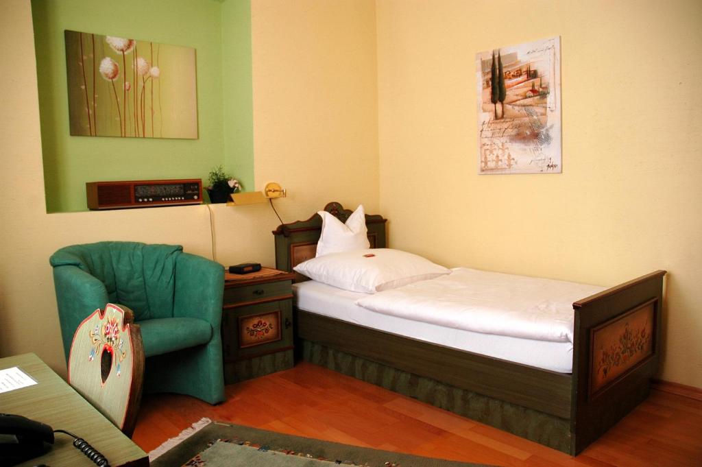 Postel nebo postele na pokoji v ubytování Hotel Sarbacher