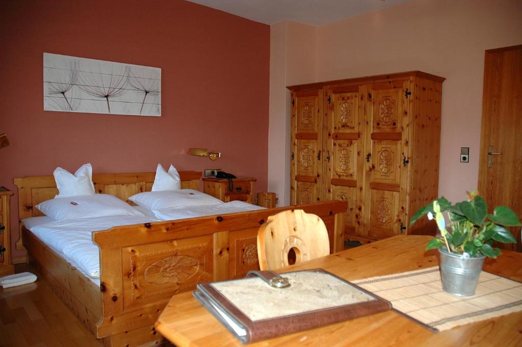 Postel nebo postele na pokoji v ubytování Hotel Sarbacher