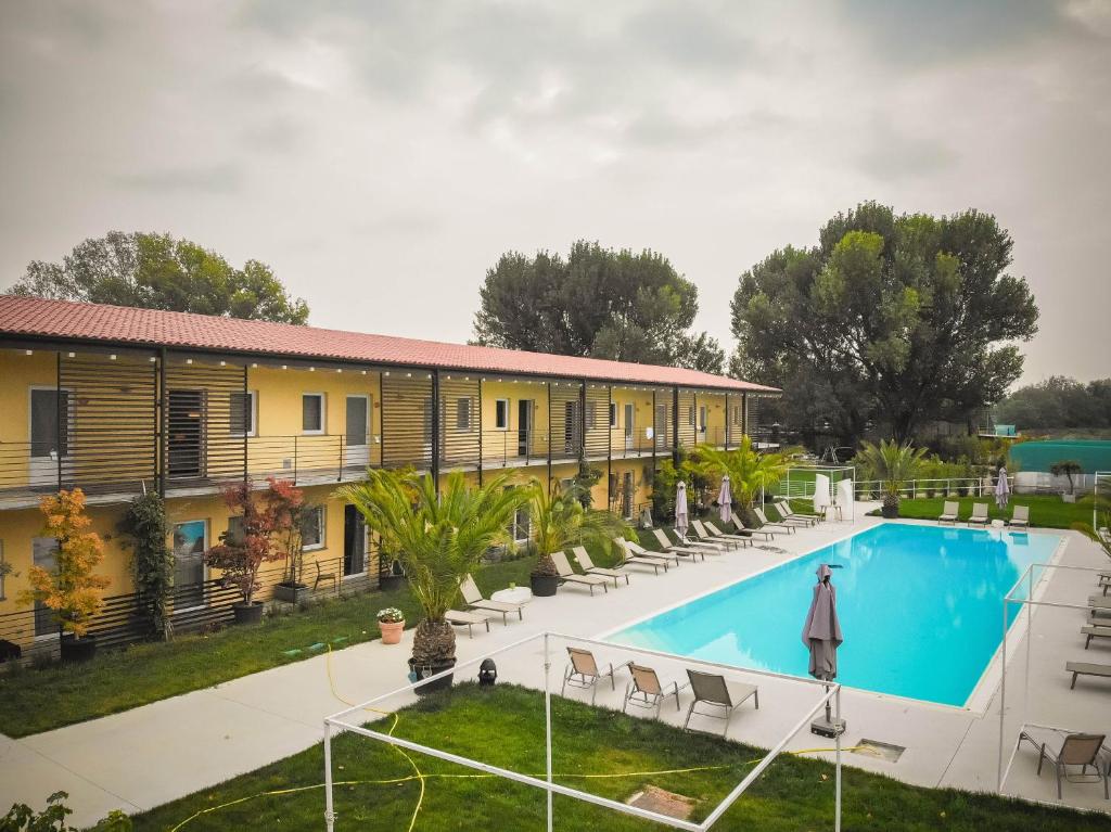 uma vista aérea de um resort com uma piscina em Agriturismo Dolce Luna em Milão