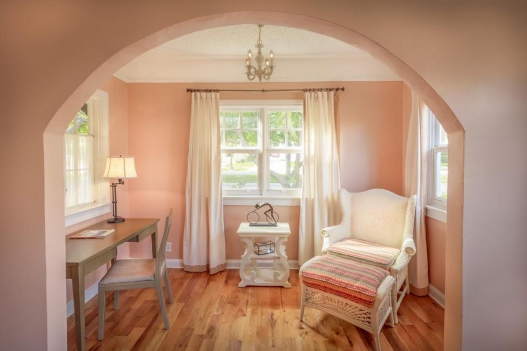 uma arcada num quarto com uma secretária e uma cadeira em Paradise Cottage Private Pool! Home em West Palm Beach