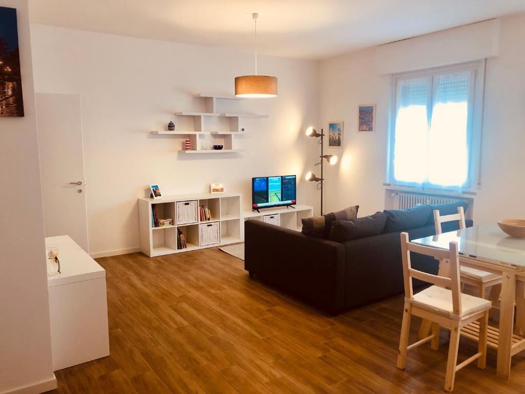 ein Wohnzimmer mit einem Sofa und einem Tisch in der Unterkunft Lund Home in Verona