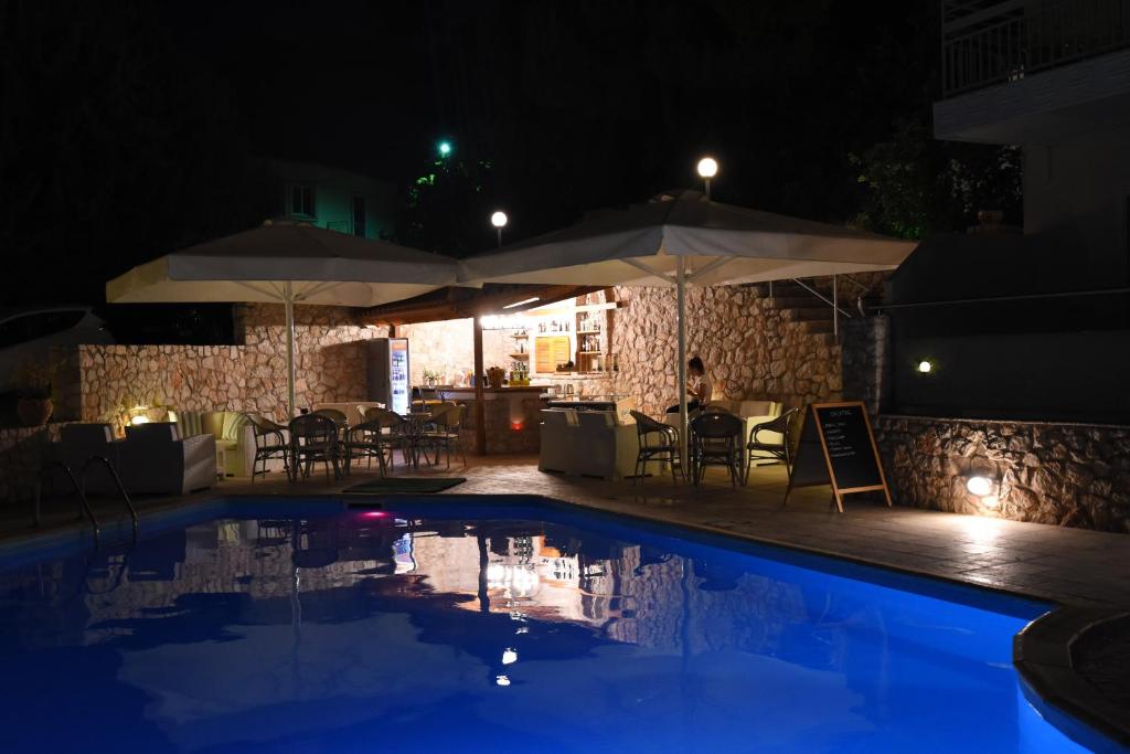 Bazén v ubytovaní Viaros Hotel Apartments alebo v jeho blízkosti