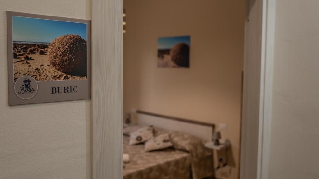 Postel nebo postele na pokoji v ubytování BOSS Guest House
