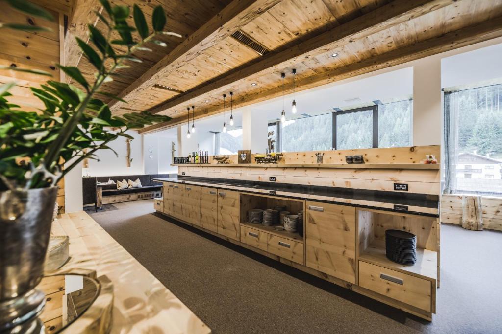 Kuchyň nebo kuchyňský kout v ubytování Hotel Chalet S - Dolomites Design - adults recommended