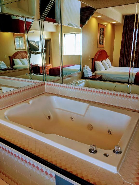 Postel nebo postele na pokoji v ubytování Jets Motor Inn