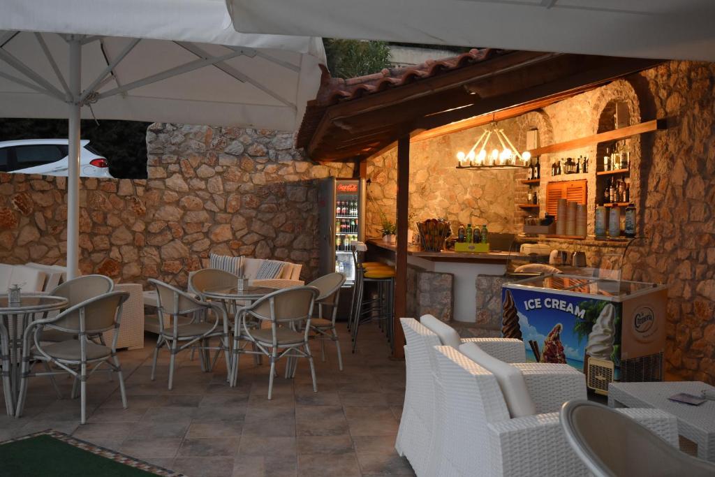 Reštaurácia alebo iné gastronomické zariadenie v ubytovaní Viaros Hotel Apartments