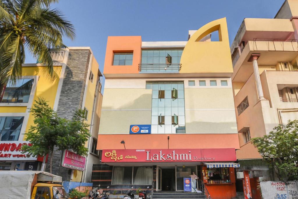 um edifício com um sinal em frente em Hotel Lakshmi Residency em Visakhapatnam