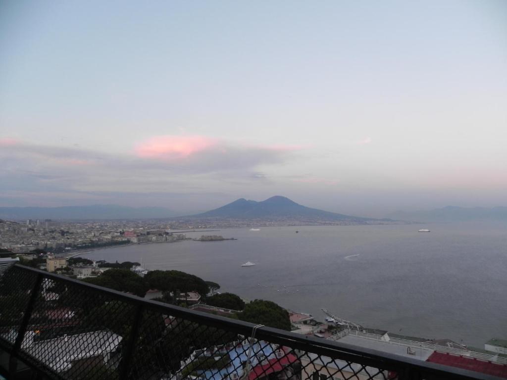 una vista de un gran cuerpo de agua con una montaña en B&B Dipintodiblu' en Nápoles
