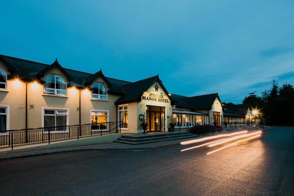 アビーライックスにあるThe Abbeyleix Manor Hotelの夜の道路脇の建物