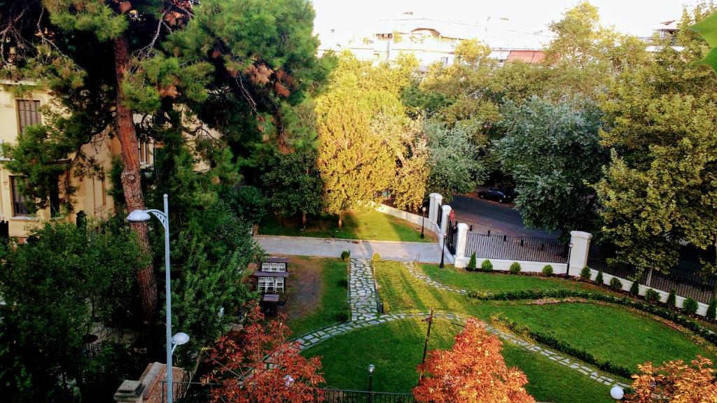 Vonkajšia záhrada v ubytovaní CENTER Near the sea and Metro!Unique crystal apartment with amazing view