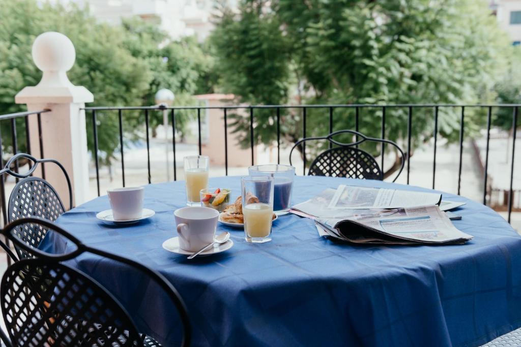 ein blauer Tisch mit Speisen und Getränken darauf in der Unterkunft Hauzify I Apartament Marina in Torredembarra