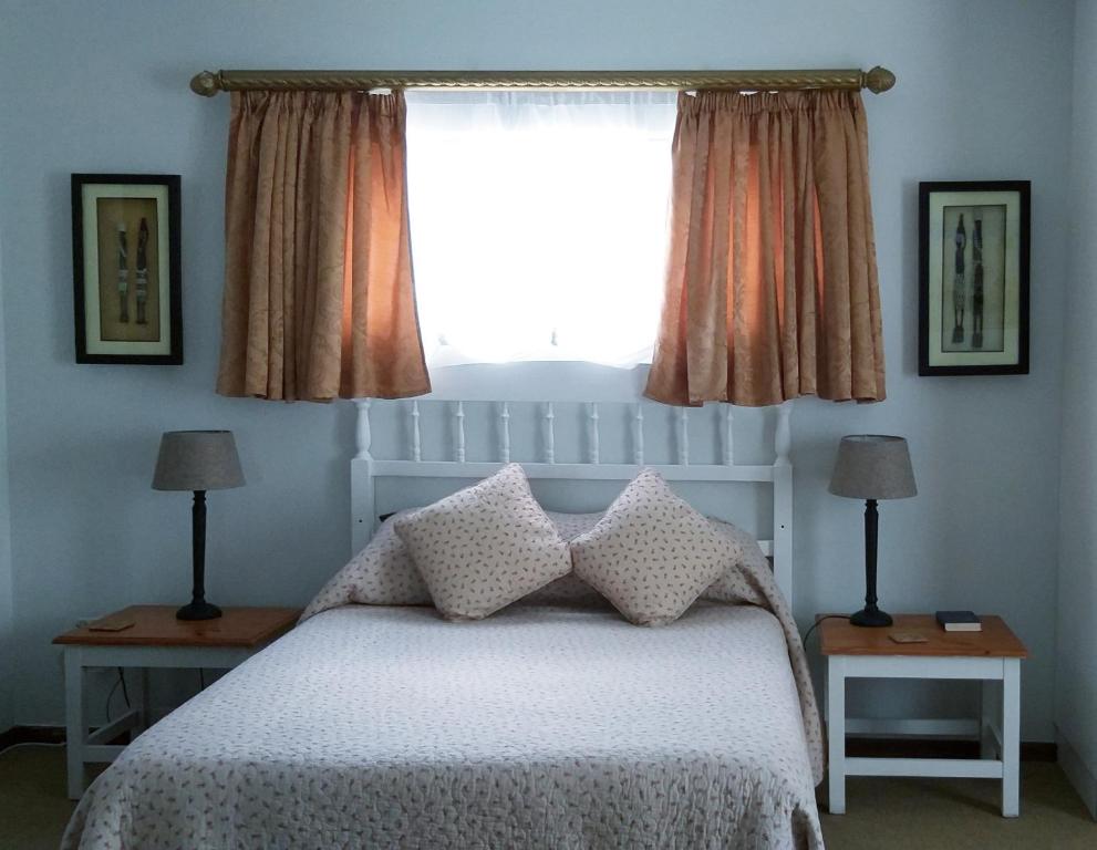 - une chambre avec un lit blanc et une fenêtre dans l'établissement Forestview guesthouse and B&B, à Sedgefield