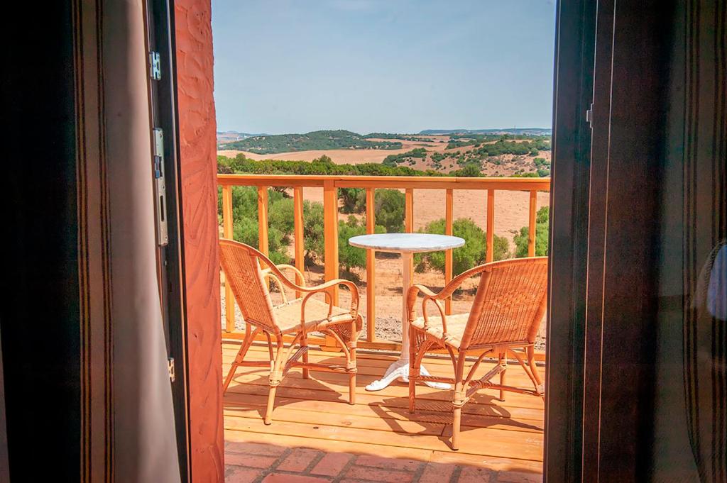 porche con mesa y sillas en el balcón en La Casa del Torero, en Vejer de la Frontera