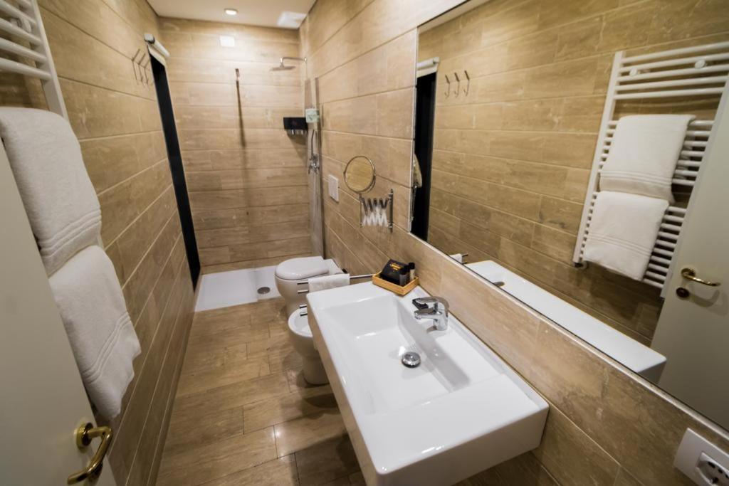 A bathroom at Nerello Suites and Rooms