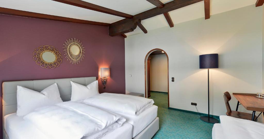 Postel nebo postele na pokoji v ubytování Schlosshotel Dörflinger