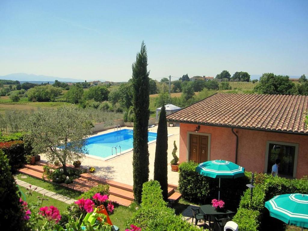 una villa con piscina in giardino di Agriturismo Poggio Alla Cavalla a Lamporecchio
