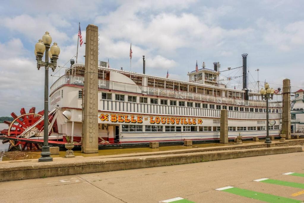 Vintage Belle of Louisville Kentucky Cruise Felt Flag