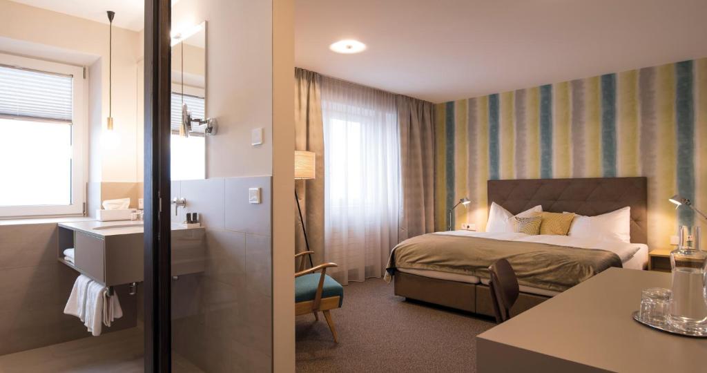 Postel nebo postele na pokoji v ubytování Schlosshotel Dörflinger