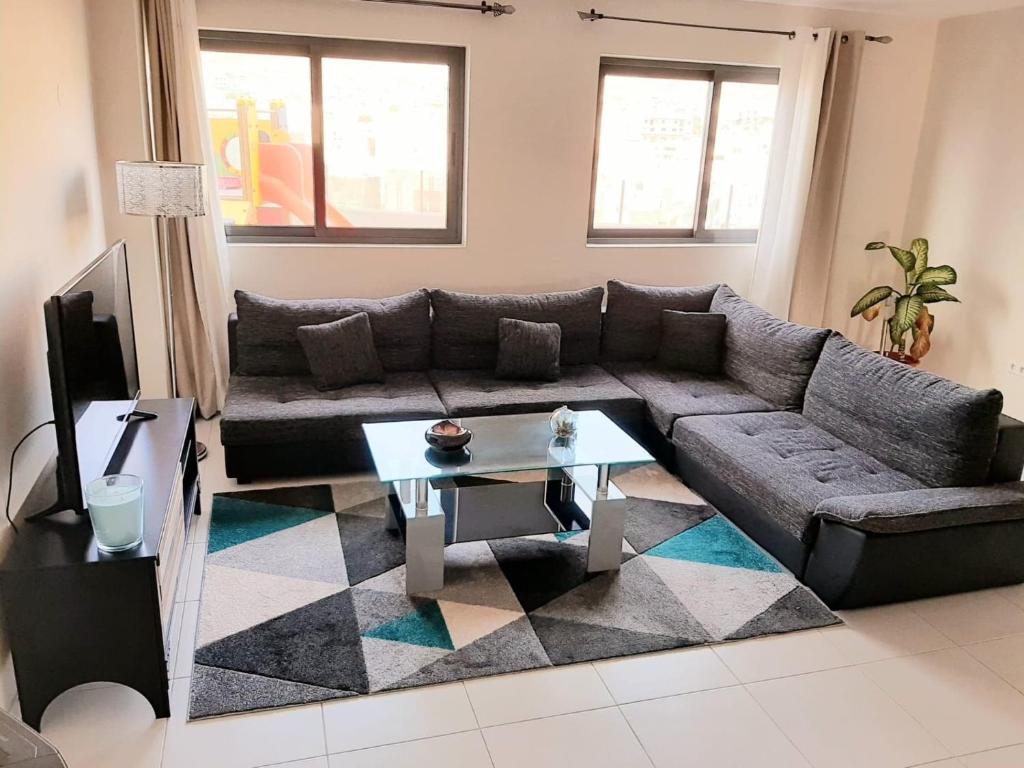 sala de estar con sofá y mesa de centro en Apartment with pool in Mindelo en Mindelo