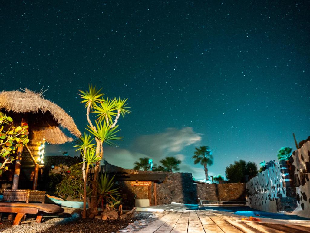 Zdjęcie z galerii obiektu Finca De Arrieta Village - Yurts and Stone Cottages - Shared Pool - Walking distance to Arrieta Beach - Off Grid w mieście Tabayesco