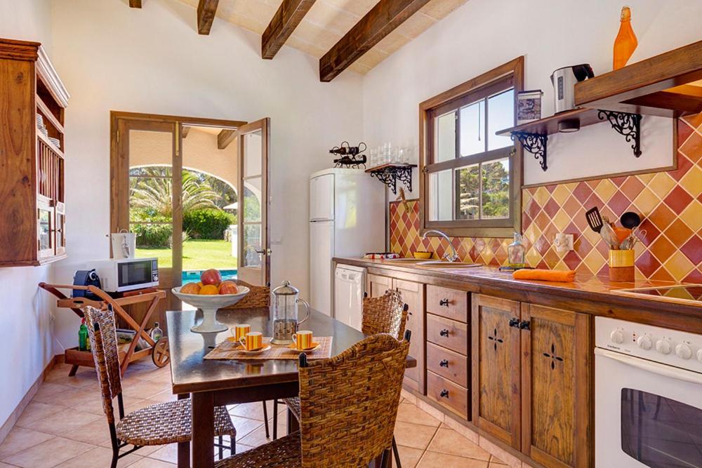 Kuchyňa alebo kuchynka v ubytovaní Casa con jardín y piscina - MORELL ONZE