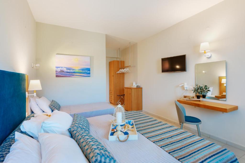 Телевизор и/или развлекательный центр в Dolphin Bay Seaside Resort & Suites