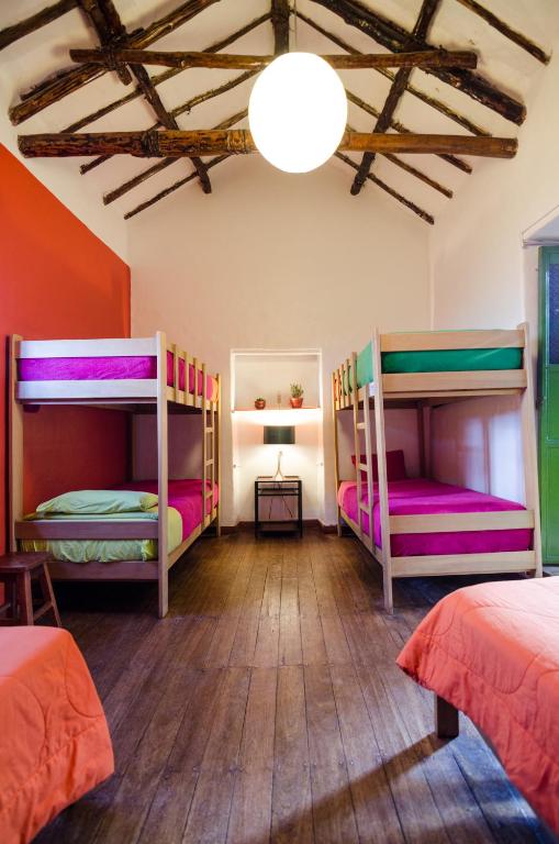 מיטה או מיטות בחדר ב-Dragonfly Hostels Cusco