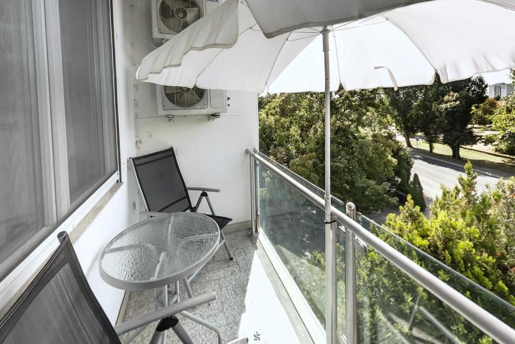 Balkón alebo terasa v ubytovaní Hajnalház Apartments
