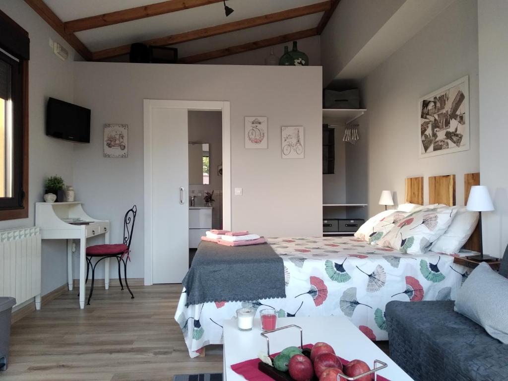 a bedroom with a bed and a table with fruit on it at EntrePontes in Tui