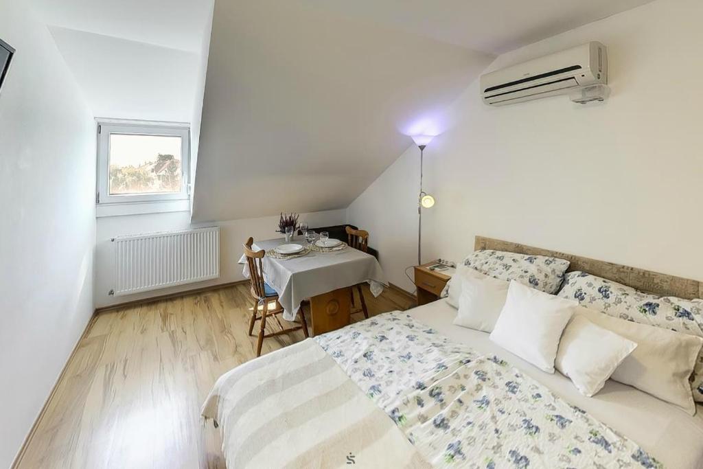 Posteľ alebo postele v izbe v ubytovaní Hajnalház Apartments