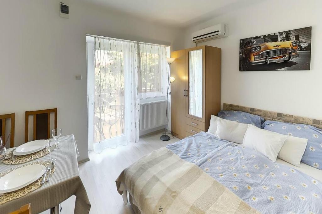 Posteľ alebo postele v izbe v ubytovaní Hajnalház Apartments
