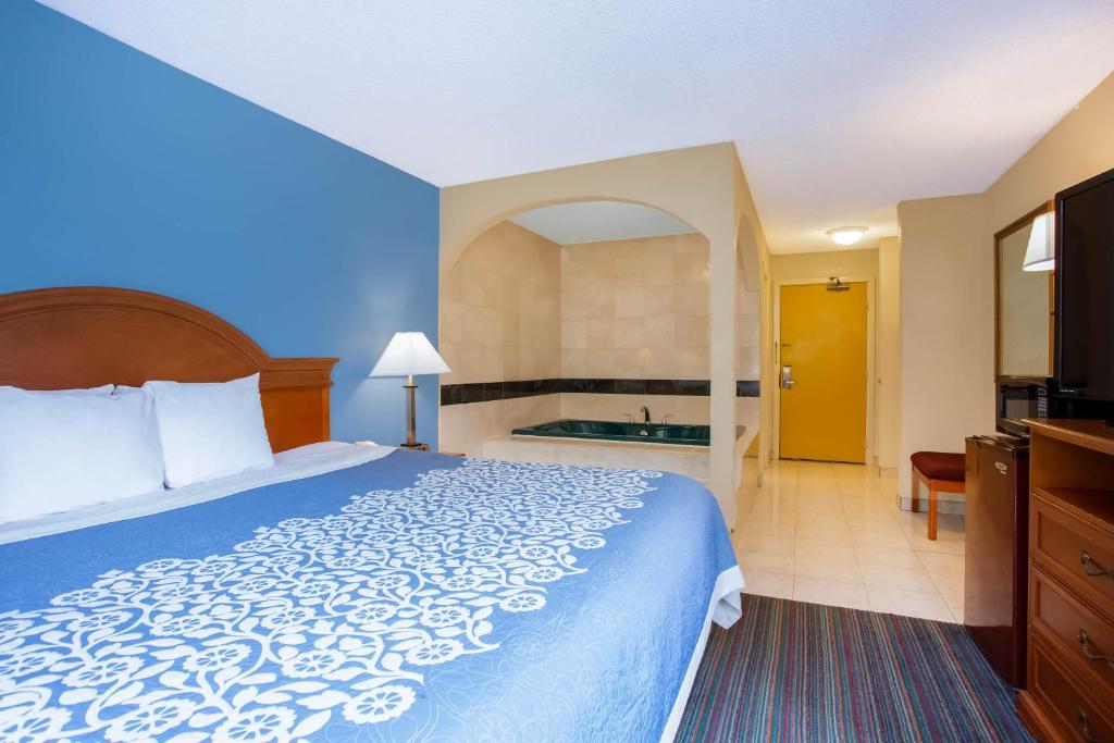 Postel nebo postele na pokoji v ubytování Days Inn by Wyndham Runnemede Philadelphia Area