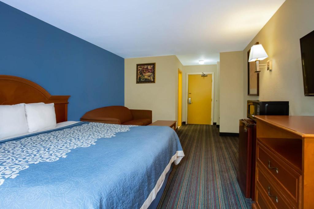 Postel nebo postele na pokoji v ubytování Days Inn by Wyndham Runnemede Philadelphia Area