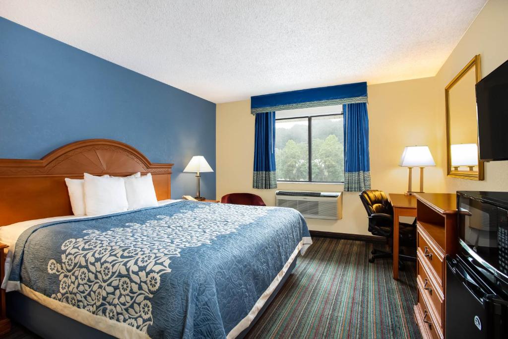 Postel nebo postele na pokoji v ubytování Days Inn by Wyndham Runnemede Philadelphia Area